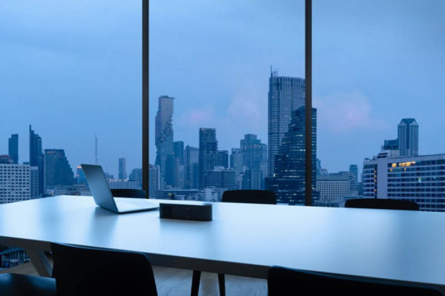 Sala reuniones lugar trabajo computadora portatil comoda mesa trabajo ventanas oficina vista ciudad 26250
