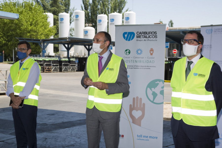 Foto 2 el secretario general de industria y pyme visita la planta de carburos meta licos en aranjuez 25343