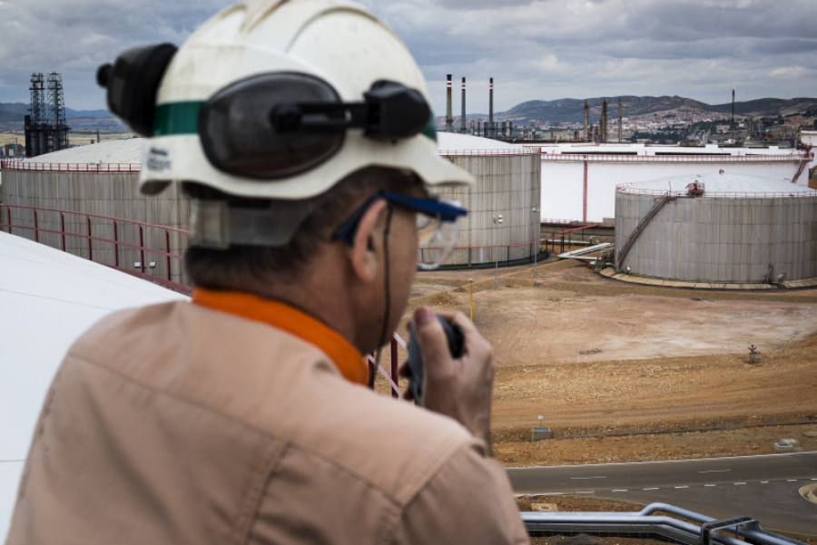 Edu plis borra la posible marca que se ve en la parte de atras del casco 23973