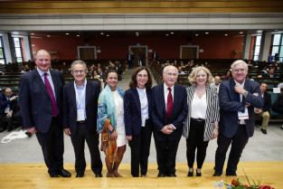 Mesa redonda innovacion y futuro 21638