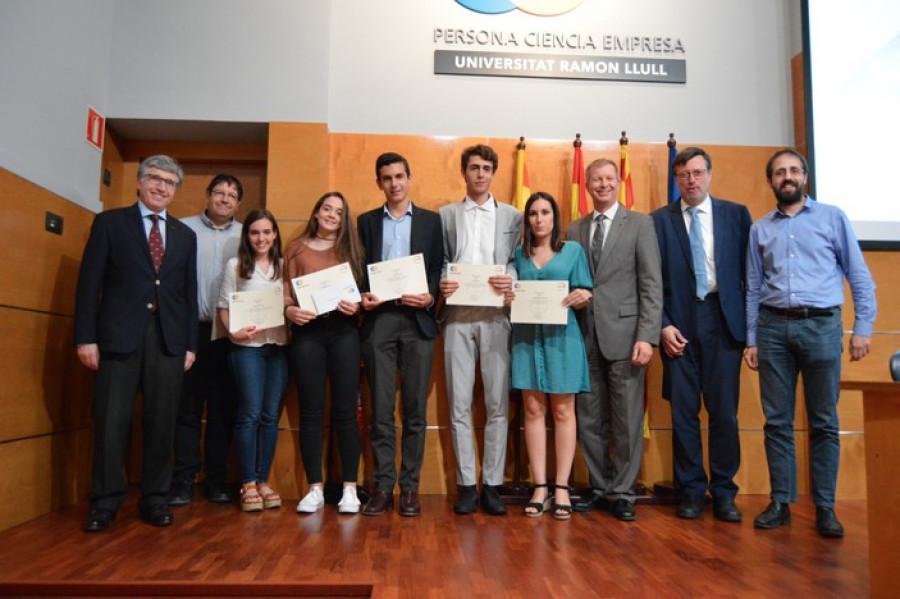 Los premiados junto a andrea firenze director general de covestro pere regull director general de 19117