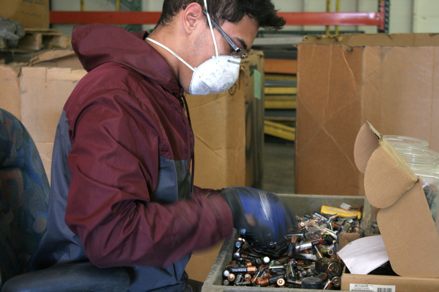 Residuos free image 25 ewaste worker full
